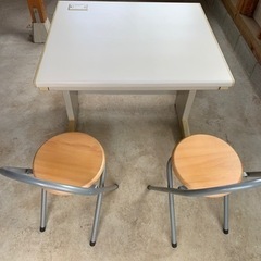 オフィステーブルと椅子の画像