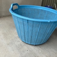 青い　丸　カゴ　ランドリーの画像