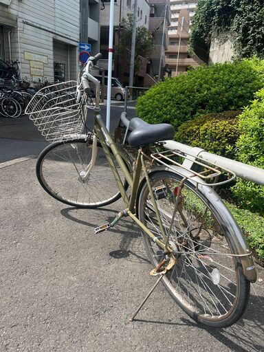 【リサイクルショップどりーむ鹿大前店】No.1041　ママチャリ　自転車　28インチ　6段ギア付き　LEDオートライト付き　カーキ色　カゴ付き　荷台付き