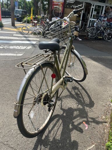 【リサイクルショップどりーむ鹿大前店】No.1041　ママチャリ　自転車　28インチ　6段ギア付き　LEDオートライト付き　カーキ色　カゴ付き　荷台付き