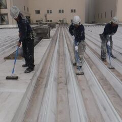 ▼塗装/防水スタッフ：正社員▼ 未経験OK！学歴&性別不問◎ 昇給アリ★頑張りをしっかり給与に反映！ 周りは頼れる気さくな先輩ばかりですよ♬の画像