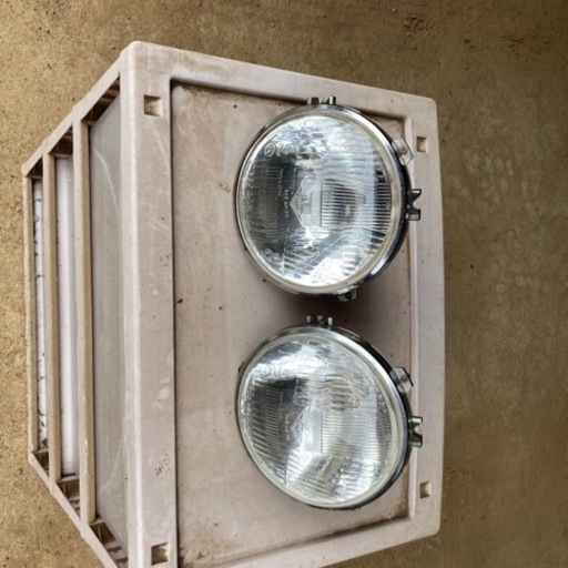 旧ミニから取り外した旧ルーカスのヘッドライトです。