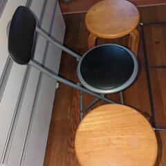 木製の簡単な椅子（2脚）、アルミ製の折りたたみ椅子