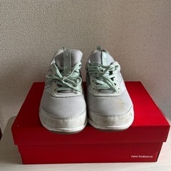 ニューバランス　レディーススニーカー263 ２４cm