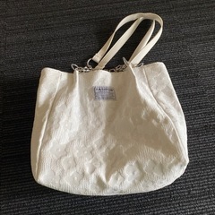 白のハンドバッグ