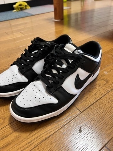 色:黒いと白いファッション！シワがある。