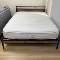 ダブルベッド（マットレスとベッドフレーム）の画像