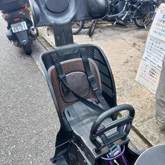 58🌕️お子様と土日も土足のままご試乗可能です。ブリヂストン、ヤマハ共同生産モデルです。🟢２０インチ、前かご、後チャイルドシート、子供乗せ２人乗り、パープル、電動アシスト自転車、54800(税別)、59800(税込)  🔴バッテリーは、新品の90％以上の性能でコンディション良好です。🔵後ろチャイルドシートをかごに変更も可能 🟢電動自転車、在庫２０台以上ありますので、複数のご試乗可能ですの画像