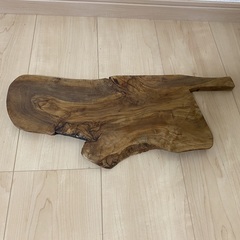 【自然木のまな板】（長さ48cm、幅20cm）
