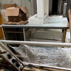 【無料】雨ざらしのスチール机とアルミ戸枠