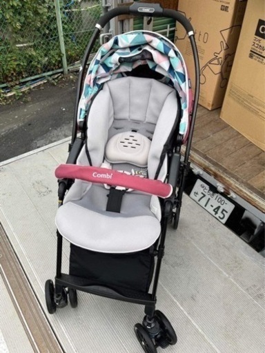 〔お値下げます)コンビベビーカースゴカル4キャス Light
