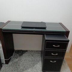 美品・机（PCデスク）・引き出し（キャスター付）・ナイトテーブルの画像
