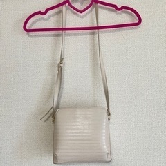 ホワイトショルダーバッグの画像