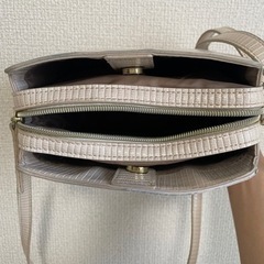 ホワイトショルダーバッグの画像