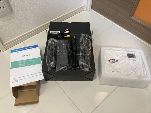 【ほぼ新品】プロジェクター9000ルーメン 赤外線リモコン、三脚付き