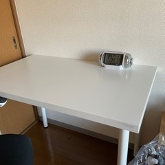 勉強机とゲーミングチェアの画像