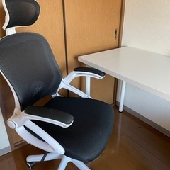 勉強机とゲーミングチェアの画像