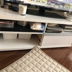 テレビ台　白