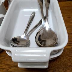 ホワイトな食器類、正方形のお皿4枚、長方形のお皿2枚、耐熱カップ2つ、グラタン皿2枚の画像