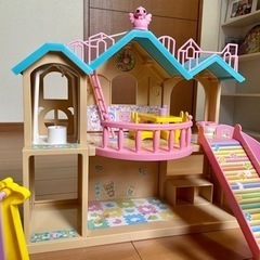 リカちゃん人形ミキちゃんマキちゃんのエレベーターのあるおおきな幼稚園の画像