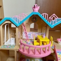 リカちゃん人形ミキちゃんマキちゃんのエレベーターのあるおおきな幼稚園の画像