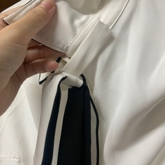 ネクタイ付きの白いシャツ、しわになりにくい素材の画像