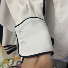 ネクタイ付きの白いシャツ、しわになりにくい素材の画像