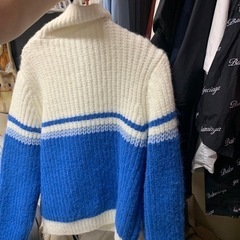 青白いセーターの画像