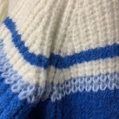 青白いセーターの画像