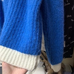 青白いセーターの画像