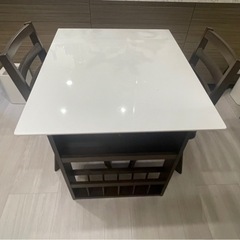 9/19夜までに決まりたいです。ニトリ　伸びるダイニングテーブル　回る椅子付きの画像