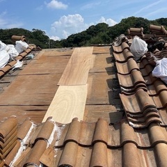 福岡県宗像市にて雨漏り補修工事：棟組み直し・瓦葺き直し − 福岡県