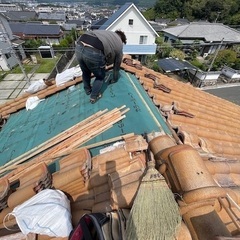 福岡県宗像市にて雨漏り補修工事：棟組み直し・瓦葺き直し - 地元のお店