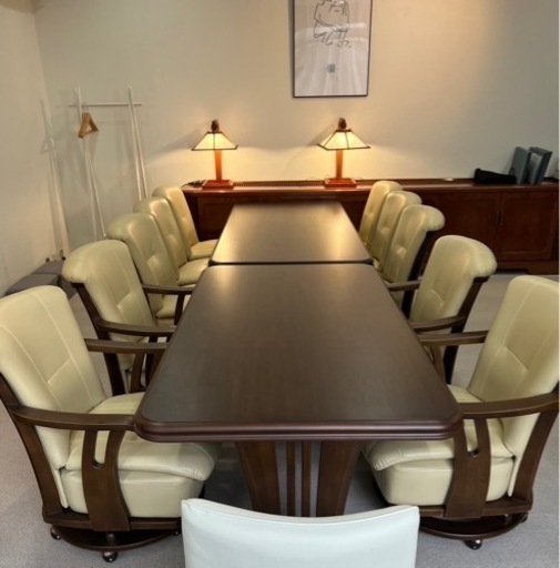 ダイニングテーブルと椅子セット