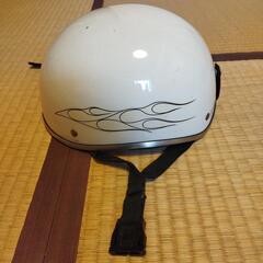 ヘルメット。ファイヤーパターン。白。の画像