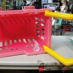 セール中につき、通常特価987円より半額の493円!　プラスチック製　おかいものカート　ショッピングカート　おままごとの画像