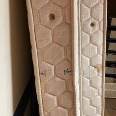 ベッドマット差し上げます（2つあり、月末の数日間のお引き取りを優先）の画像