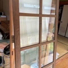 木製のガラス付き扉付き洋服ダンス　78cm×179cm×32mmの画像