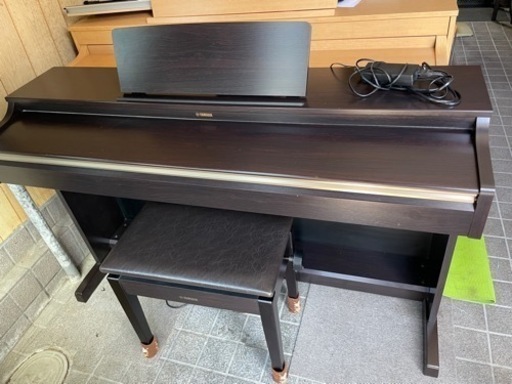 美品：ヤマハYAMAHA YDP-162R電子ピアノ　　動作確認済み高低自在椅子、付き ニューダークローズウッド調
