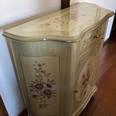 花柄のロココ調コンソールキャビネットの画像