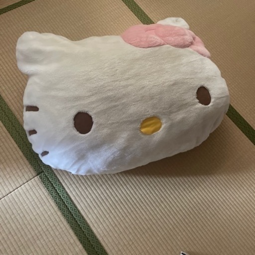 週末値下げ　特大キティちゃんクッション