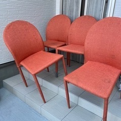オレンジのダイニングチェア