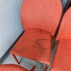 オレンジのダイニングチェアの画像