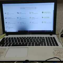 ASUS ノートパソコンの画像