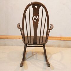 イギリスercol(アーコール)社のスワンバック ロッキングチェア！フープバックの愛らしいフォルムはインテリアのアクセントにもなる揺り椅子♪英国らしいデザインは北欧家具にも合わせやすいです。DI305の画像