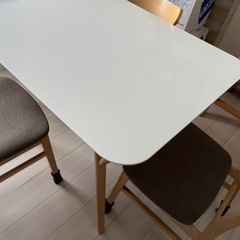 ダイニングテーブルとイス4脚の画像