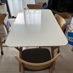 ダイニングテーブルとイス4脚の画像