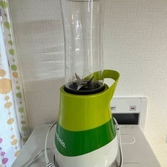 材料を入れて押すだけ！ジューサー/ミキサーの画像
