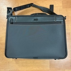 ショルダーバッグ（鍵付き）