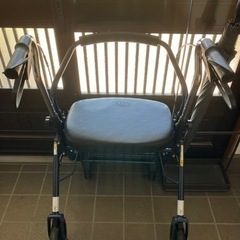  歩行器 四輪歩行車 歩行補助具 手押し車 簡易な車椅子 ショッ...
